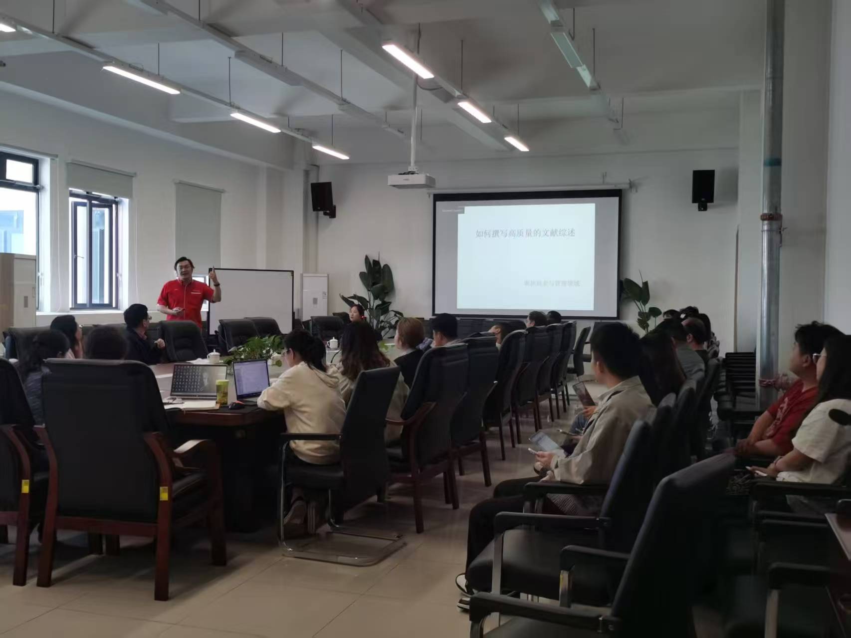 馬來西亞思特雅大學研究生商學院院長Keoy Kay Hooi博士到我校交流（宣傳部）.doc_15a14d98-f578-426c-9c54-6a09580674e0_0.jpg